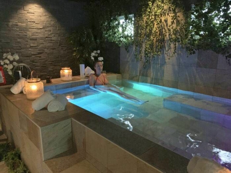 Nina Jacobsson testar avslappning i varm pool, fiskpedikyr och turkiskt hamam som ingår i spa:ets signaturbehandling. Nina Jacobsson testar avslappning i varm pool, fiskpedikyr och turkiskt hamam som ingår i spa:ets signaturbehandling.