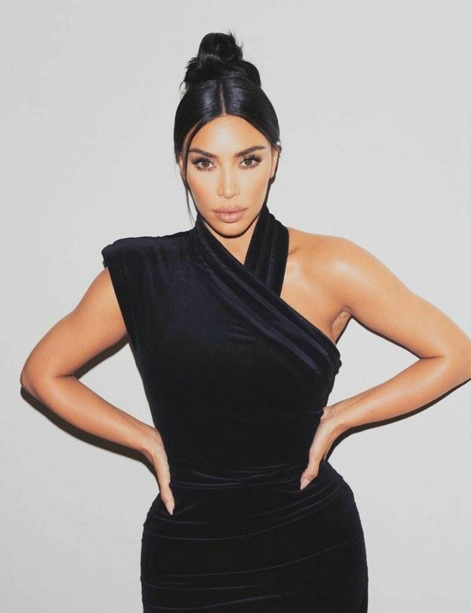 Kim Kardashian kilar stadigt med Kanye West. Kim Kardashian kilar stadigt med Kanye West.